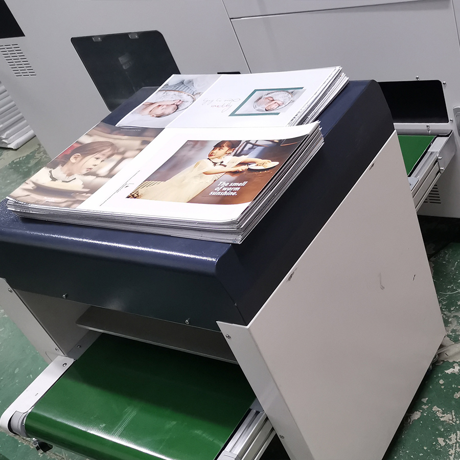 Machine automatique d'albums à plat