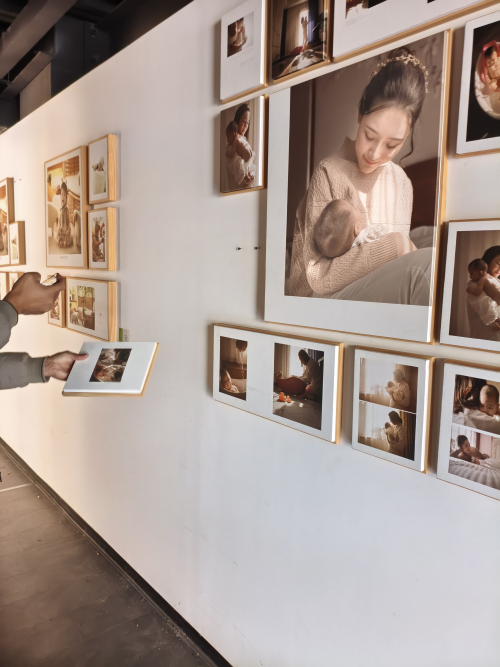 Damos la bienvenida a nuestros clientes a nuestro mundo de álbumes de fotos: nuestra sala de exposiciones de álbumes de fotos.