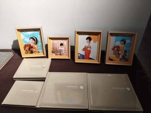 Dando la bienvenida a los clientes a nuestro mundo de álbumes de fotos: nuestra sala de exposición de álbumes de fotos