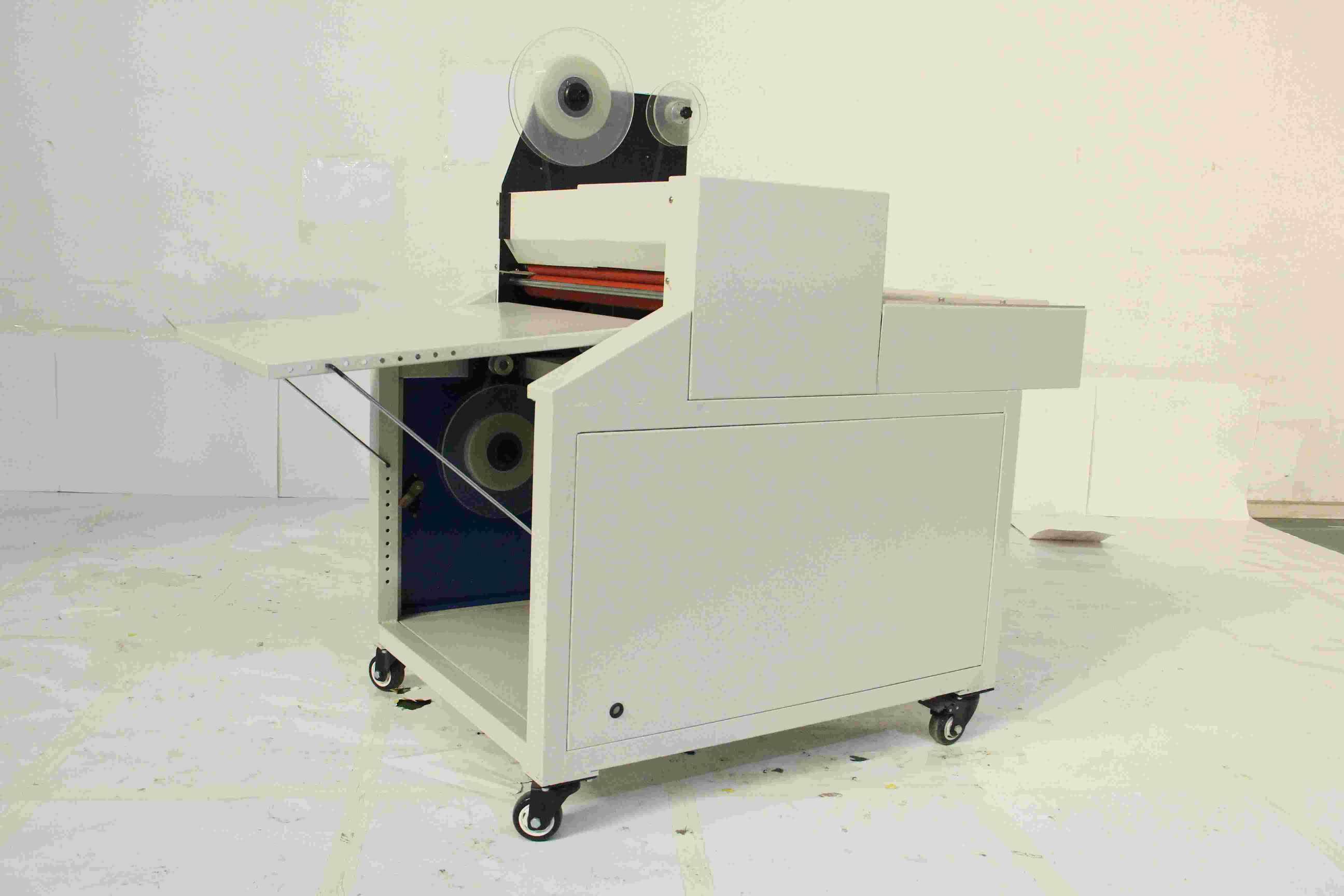 Machine de découpe et de stratification des bords pour
