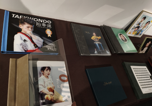 Dando la bienvenida a los clientes a nuestro mundo de álbumes de fotos: nuestra sala de exposición de álbumes de fotos