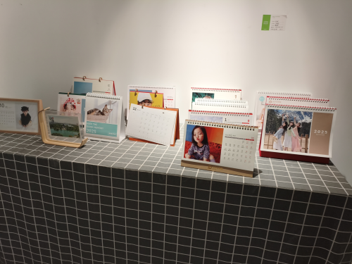 Damos la bienvenida a nuestros clientes a nuestro mundo de álbumes de fotos: nuestra sala de exposiciones de álbumes de fotos.