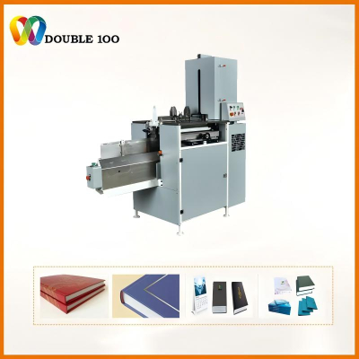 Enveloppe dans la machine pour livre