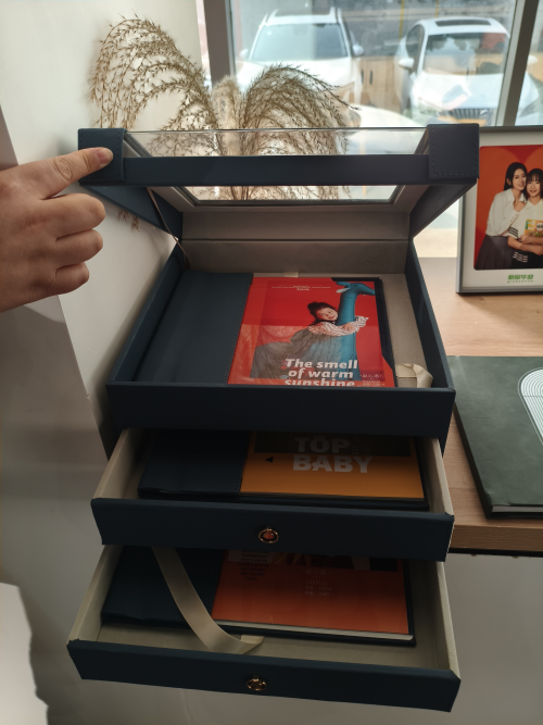 Damos la bienvenida a nuestros clientes a nuestro mundo de álbumes de fotos: nuestra sala de exposiciones de álbumes de fotos.