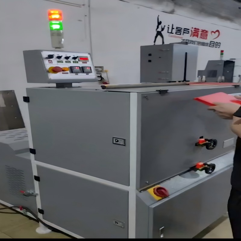 Machine à rainurer pour livre