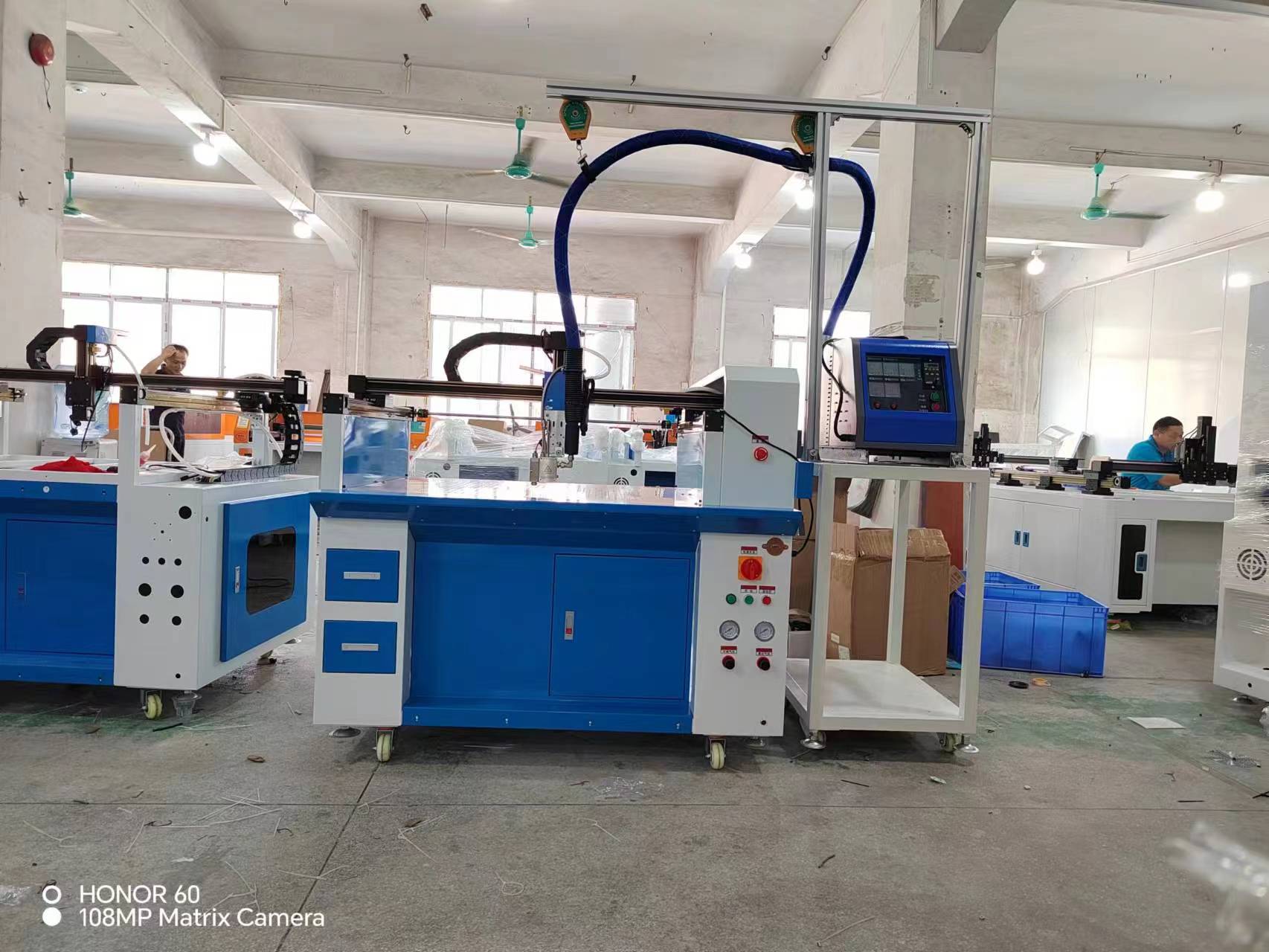 Glue dispensing machine